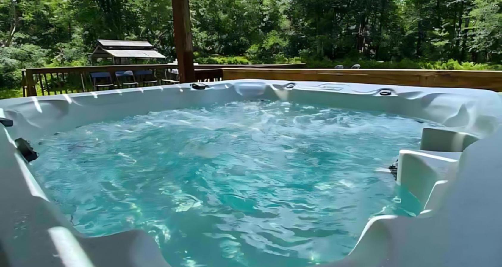Peaceful Pocono Home With Hot Tub, Gym, & Office Long Pond エクステリア 写真