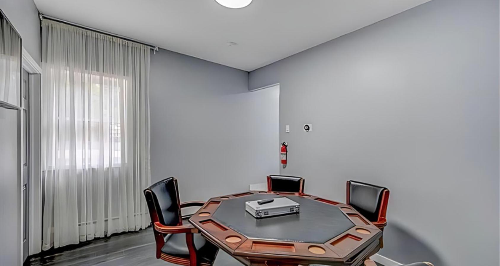 Peaceful Pocono Home With Hot Tub, Gym, & Office Long Pond エクステリア 写真