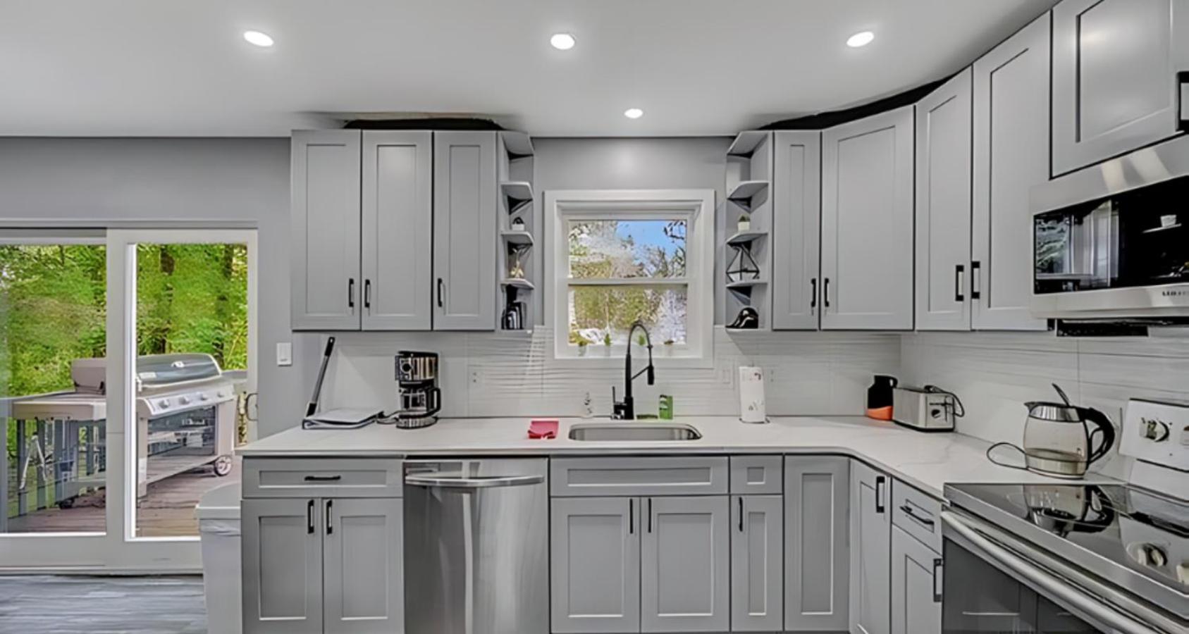 Peaceful Pocono Home With Hot Tub, Gym, & Office Long Pond エクステリア 写真