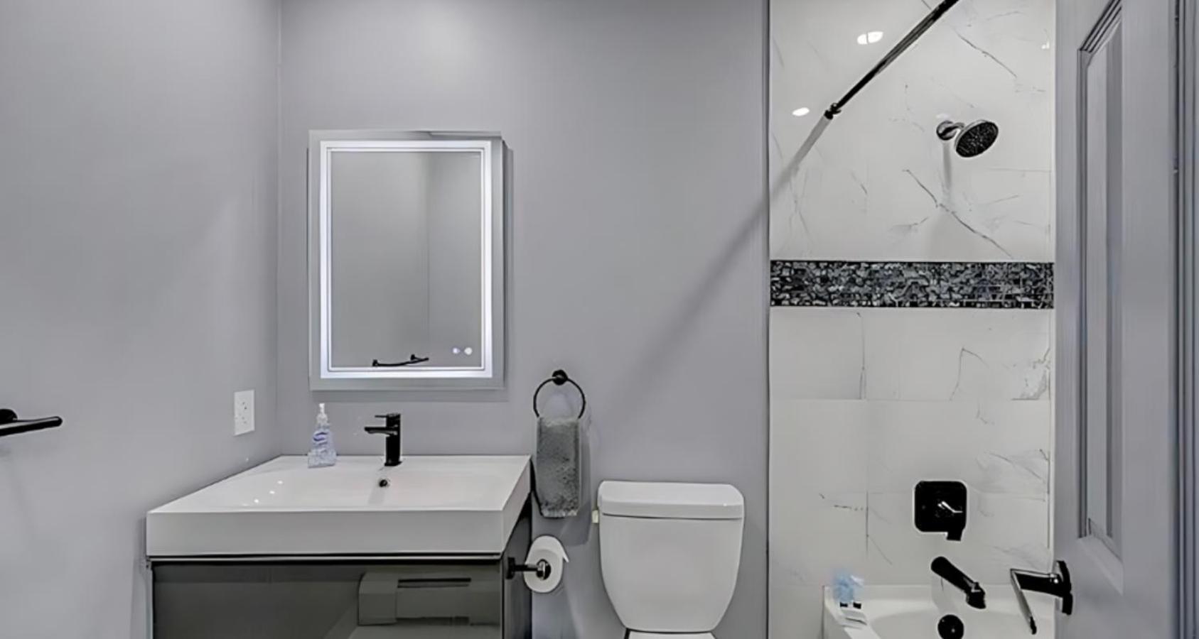 Peaceful Pocono Home With Hot Tub, Gym, & Office Long Pond エクステリア 写真