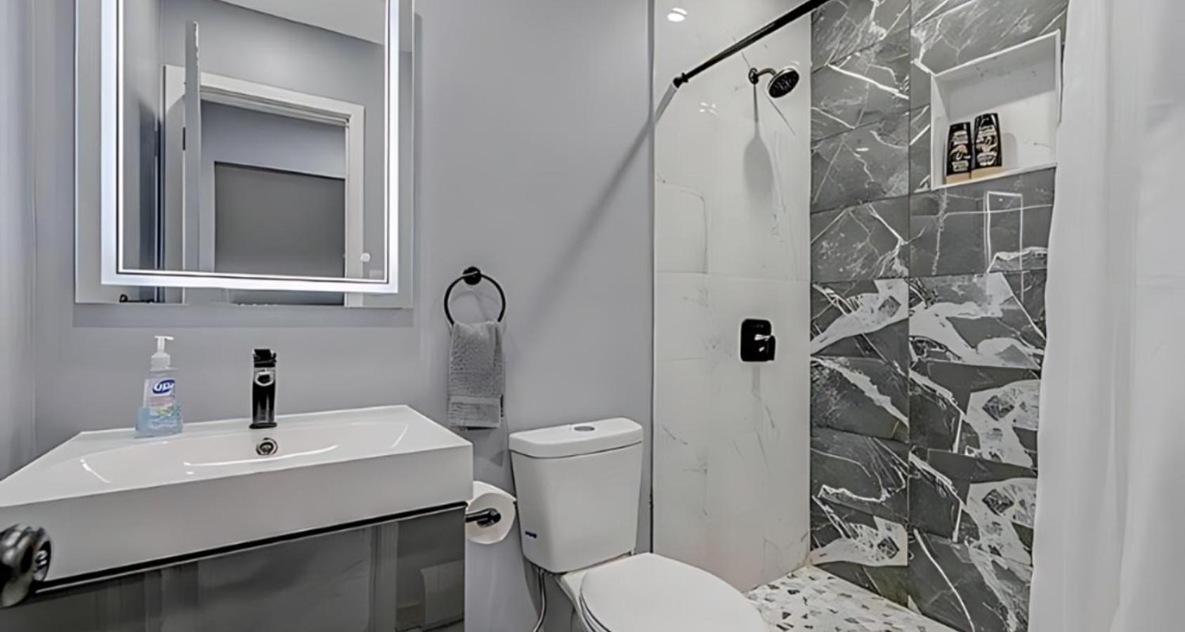 Peaceful Pocono Home With Hot Tub, Gym, & Office Long Pond エクステリア 写真